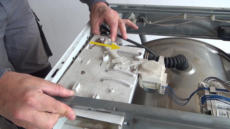 Aufnahme der Waschmittellade zur Seite drücken Aufnahme der Waschmittellade zur Seite drücken