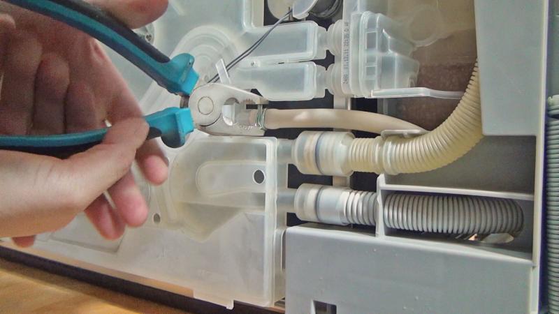 Klemme vom Zulaufschlauch lösen Klemme vom Zulaufschlauch lösen