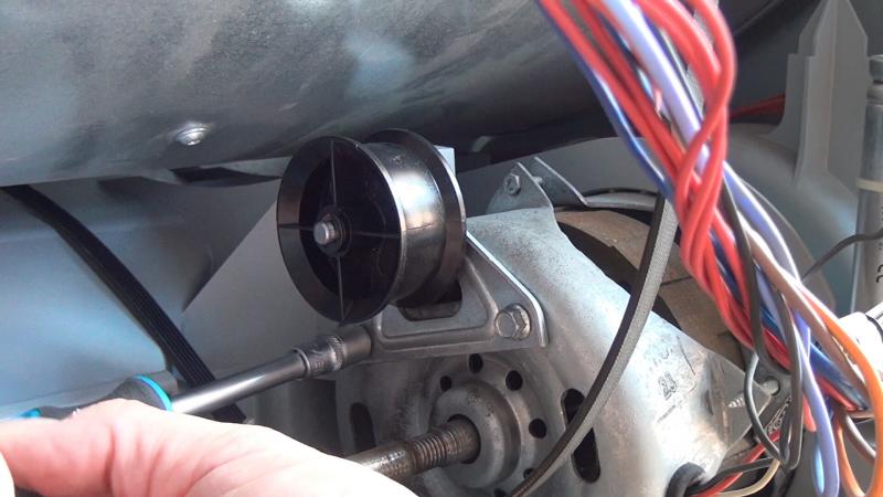 Neue Spannrolle einsetzen und verschrauben Neue Spannrolle einsetzen und verschrauben