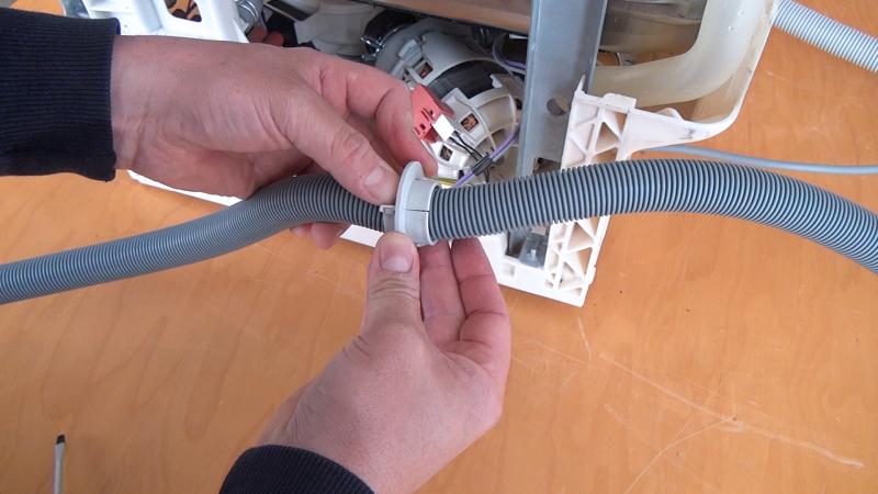 Durchführung des Ablaufschlauches montieren