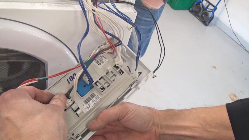 Kabelstecker an der Rückseite einsetzen Kabelstecker an der Rückseite einsetzen