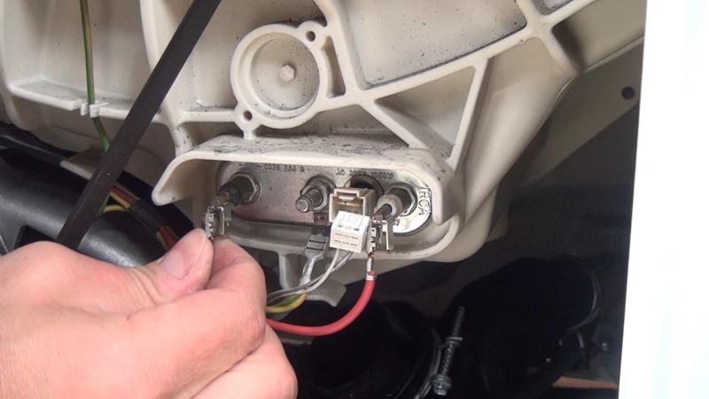 Drähte an den Heizstab wieder anschließen Drähte an den Heizstab wieder anschließen