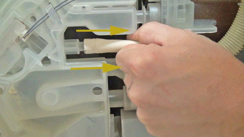 Zulaufschlauch entfernen Zulaufschlauch entfernen