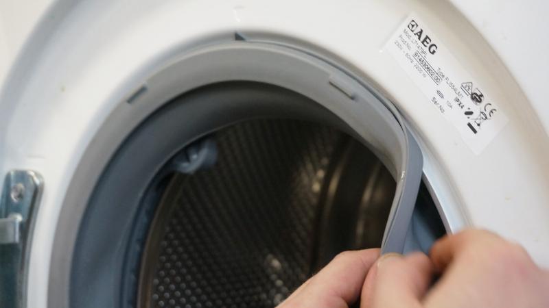 Manschette vorsichtig anheben und ablösen Manschette vorsichtig anheben und ablösen