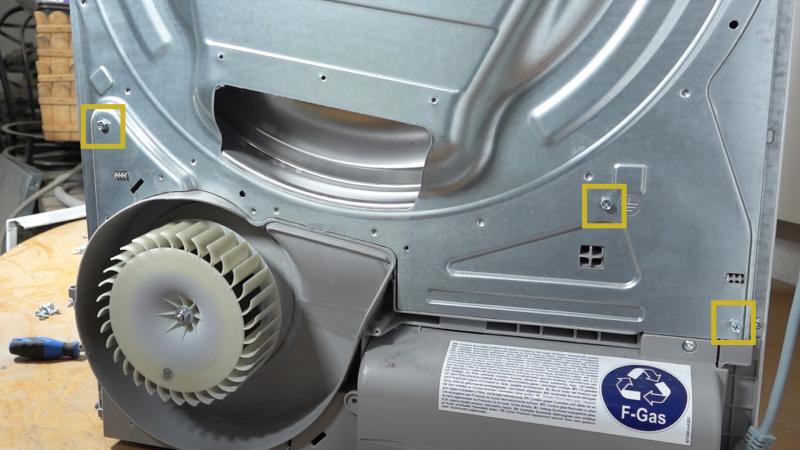 Alle PH2 Schrauben entfernen Alle PH2 Schrauben entfernen