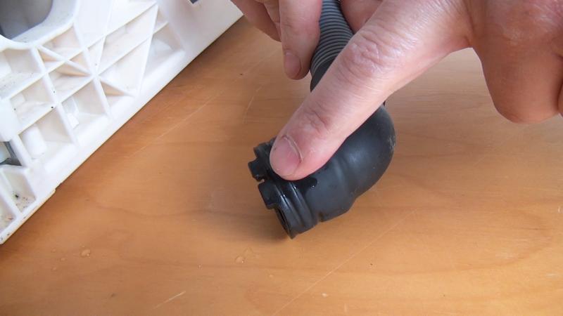 Auf die Aussparung im Ablaufschlauch achten und ggf. in Position drehen