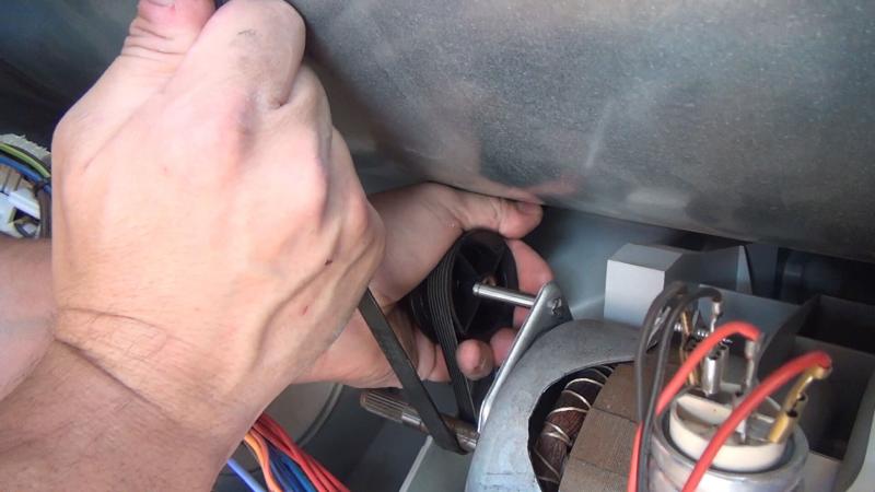 Riemen mit der Spannrolle einsetzen Riemen mit der Spannrolle einsetzen