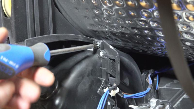 Schraube der Lüfterabdeckung ausdrehen