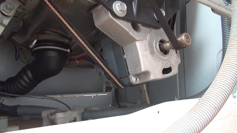 Spanngurt unter den Motor legen Spanngurt unter den Motor legen