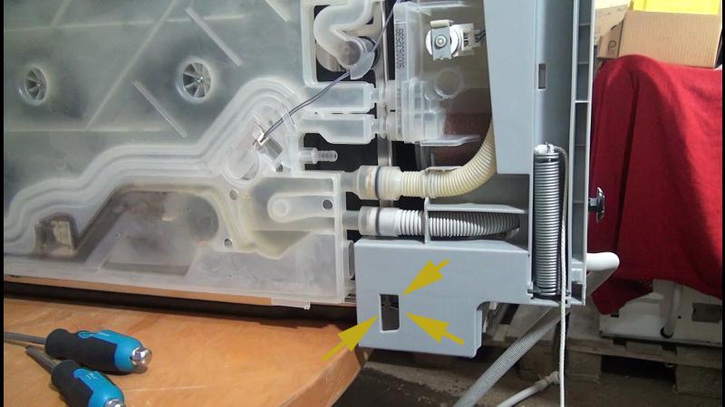 Hintere Verriegelung der Bodenwanne lösen Hintere Verriegelung der Bodenwanne lösen