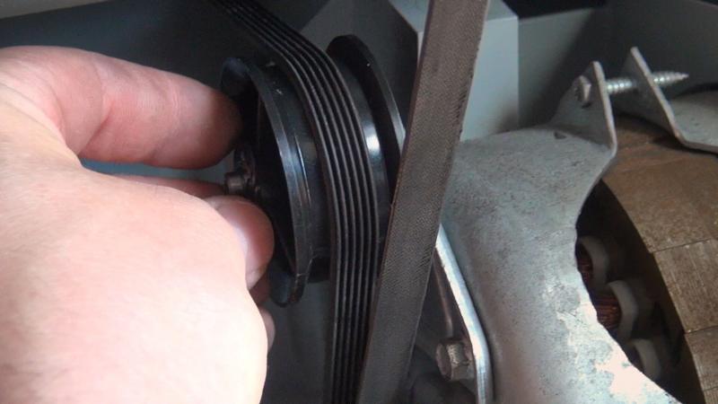 Sicherungsring der neuen Spannrolle wieder fixieren Sicherungsring der neuen Spannrolle wieder fixieren