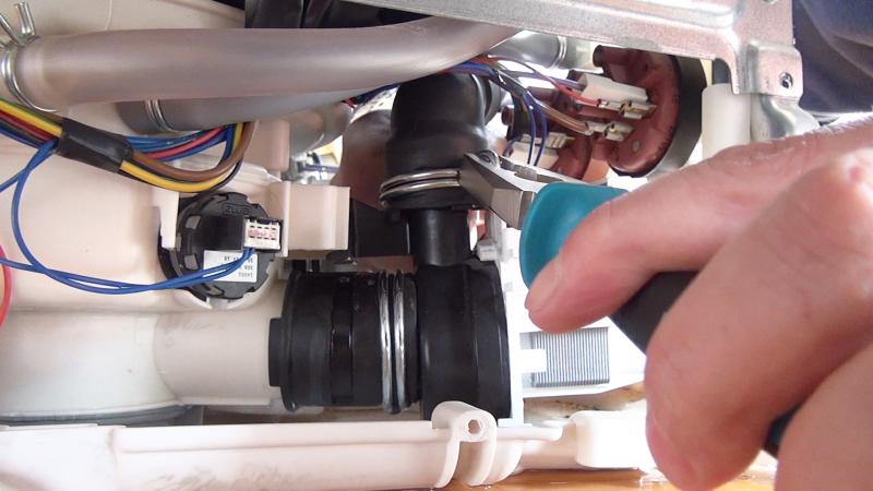 Ablaufschlauch mit der Schlauchklemme fixieren