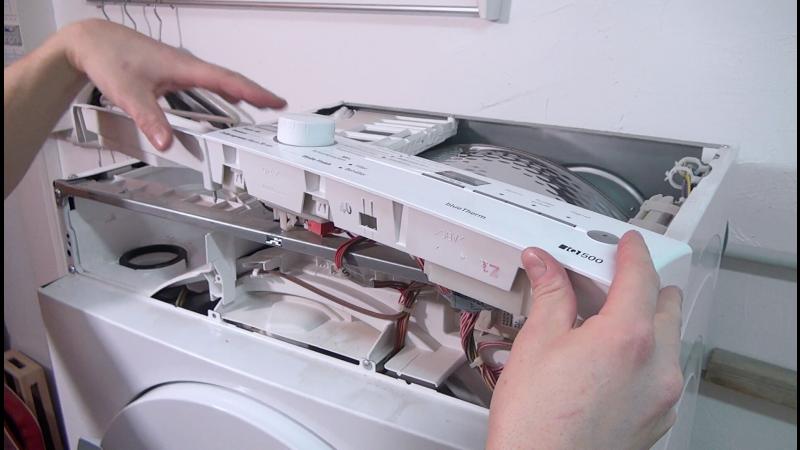 Bedienblende am Gerät ablegen Bedienblende am Gerät ablegen