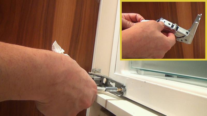 Schrauben des unteren Scharniers und das Scharnier selbst entfernen Schrauben des unteren Scharniers und das Scharnier selbst entfernen