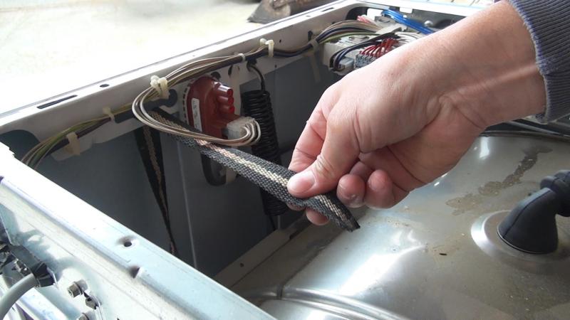 Spanngurt auf der anderen Seite durchziehen Spanngurt auf der anderen Seite durchziehen