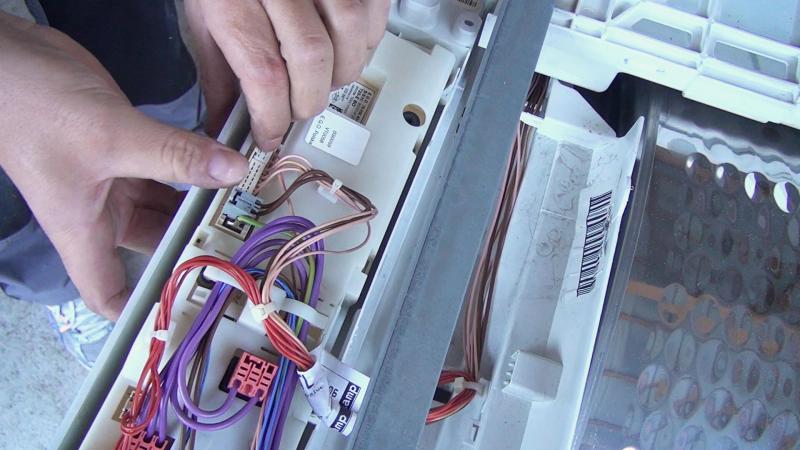 Stecker wieder an die Platine anstecken Stecker wieder an die Platine anstecken