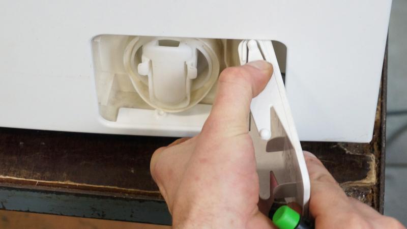 Abdeckung des Flusensiebes entfernen Abdeckung des Flusensiebes entfernen