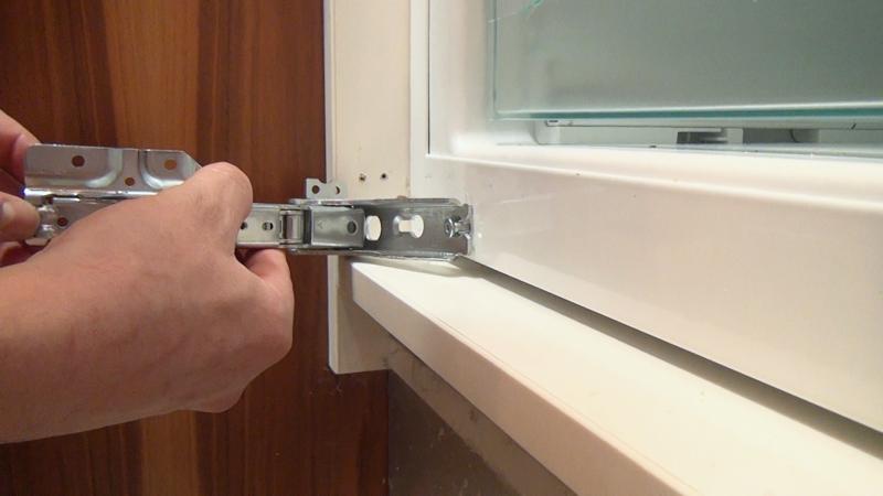 Neues unteres Scharniers einsetzen Neues unteres Scharniers einsetzen