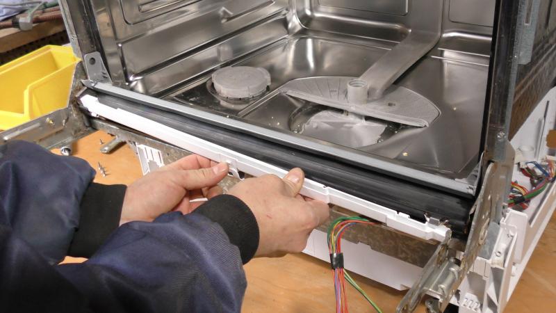 Geschirrspüler läuft vorne aus - Untere Türdichtung tauschen (Siemens / Bosch / Neff)