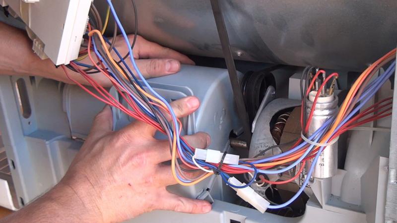 Abdeckung des Lüfterrades einsetzen Abdeckung des Lüfterrades einsetzen