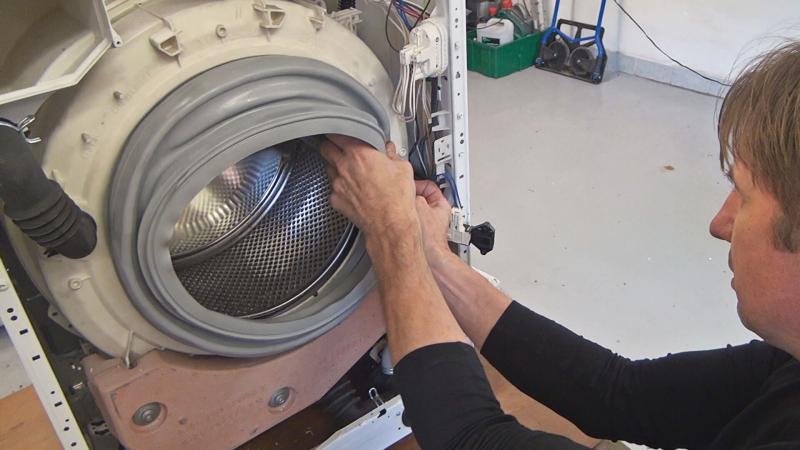 Neue Türdichtung am Bottich anbringen