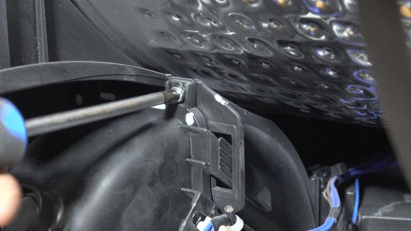 Lüfterabdeckung wieder verschrauben