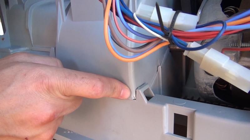 Darauf achten, dass alle Nasen einrasten Darauf achten, dass alle Nasen einrasten