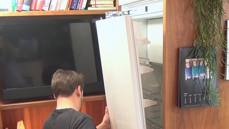 Kühlschranktür in Position bringen Kühlschranktür in Position bringen