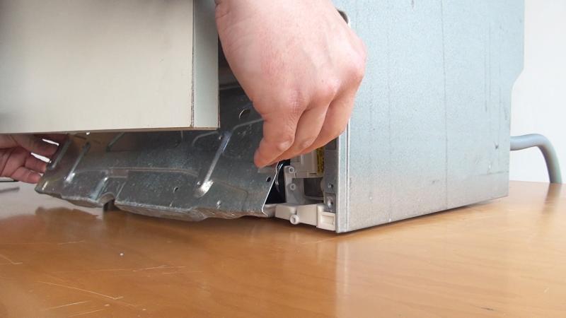 Sockelblende einsetzen