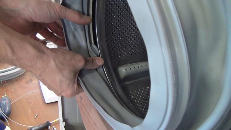 Neue Türdichtung innen überstülpen