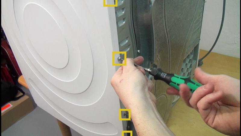 Rückseitige Schrauben der rechten Seitenwand entfernen Rückseitige Schrauben der rechten Seitenwand entfernen