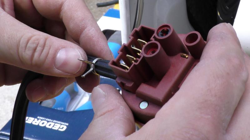 Neuen Schlauch aufstecken Neuen Schlauch aufstecken