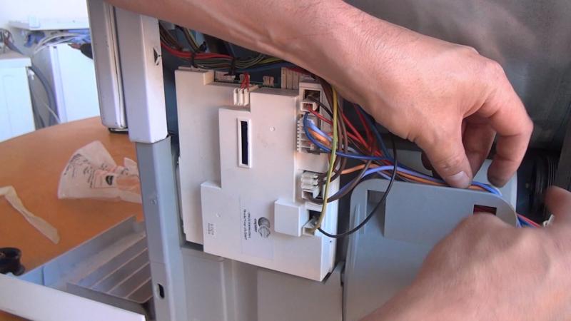 Steuerung einsetzen und Kabel in Position bringen Steuerung einsetzen und Kabel in Position bringen