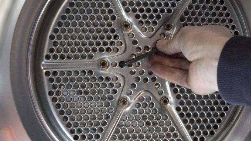 Schrauben der Trommel lösen