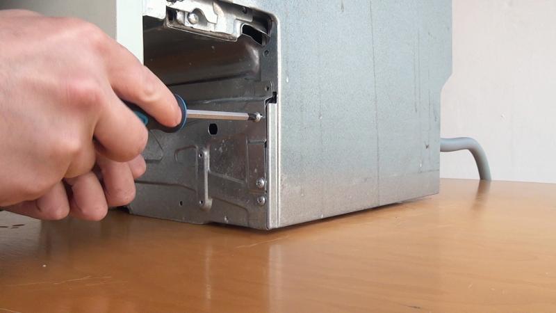 Sockelblende verschrauben