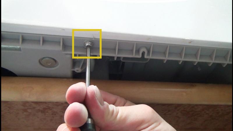 Untere Schraube der rechten Seitenwand entfernen Untere Schraube der rechten Seitenwand entfernen