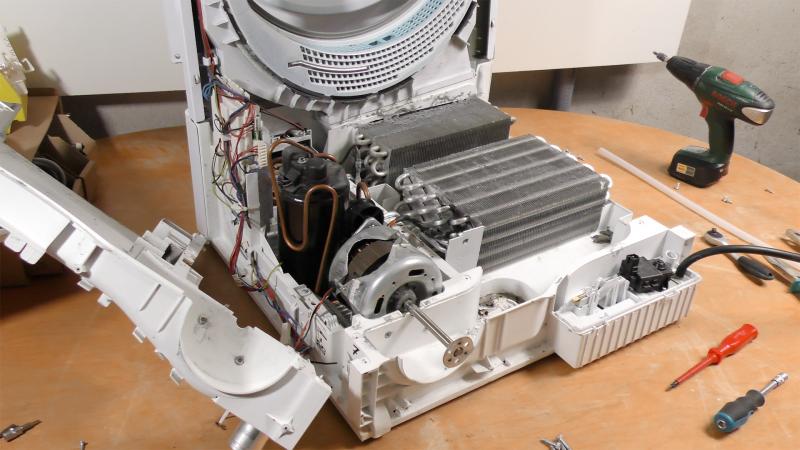 Kondensatorabdeckung aufklappen