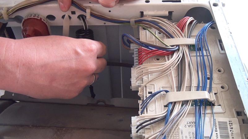 Federn rechts wieder einhängen Federn rechts wieder einhängen