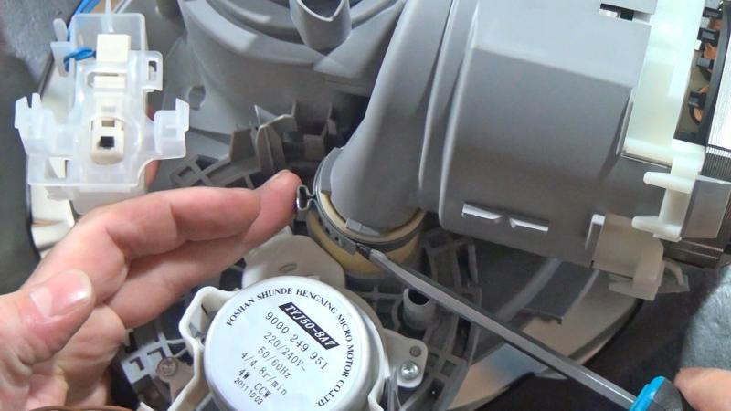 Schlauchklemme der Heizpumpe lösen Schlauchklemme der Heizpumpe lösen