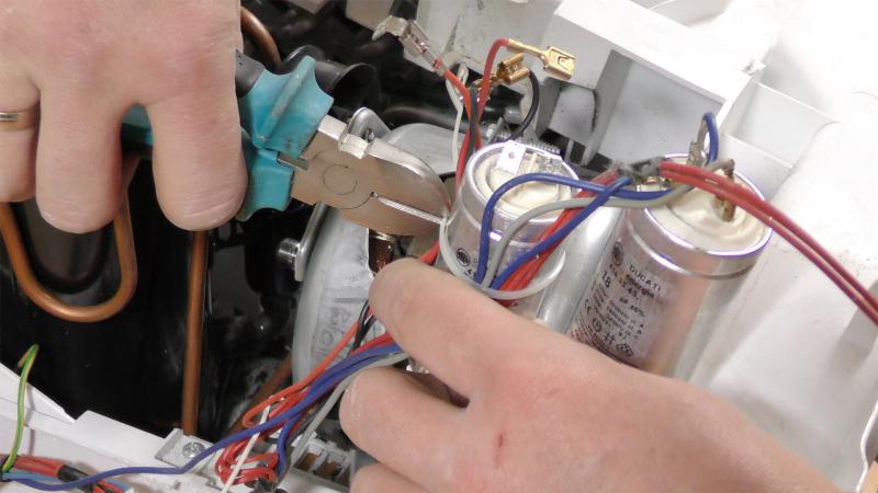 Kabelbinder durchschneiden und Tacho abstecken