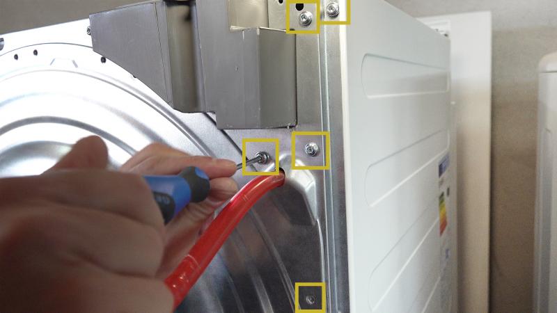 Rückwand auf der linken Seite verschrauben Rückwand auf der linken Seite verschrauben