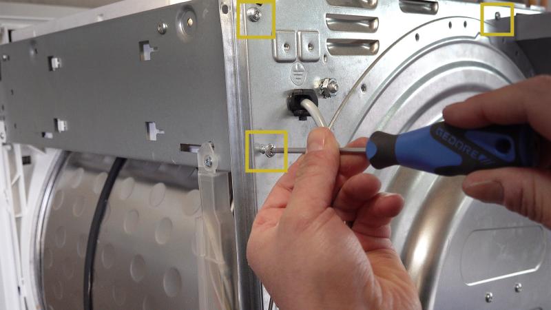 Rückwand auf der rechten Seite verschrauben Rückwand auf der rechten Seite verschrauben