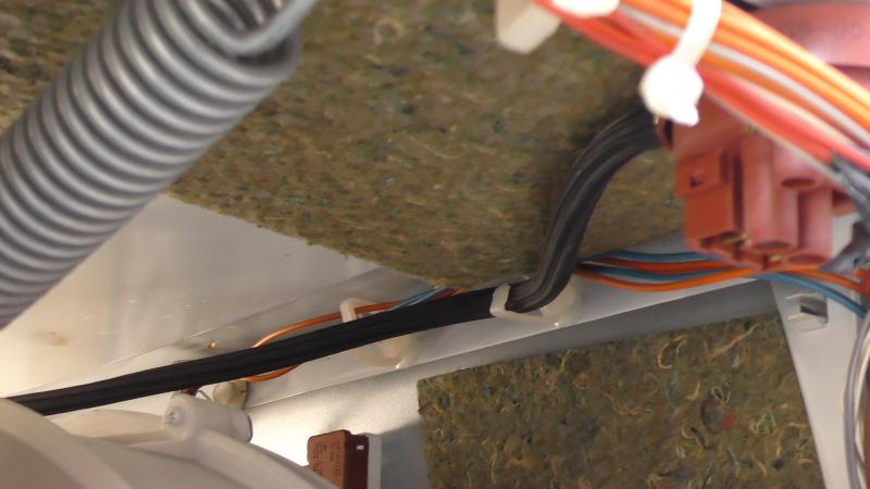 Schlauch in die Klemmen einfädeln Schlauch in die Klemmen einfädeln