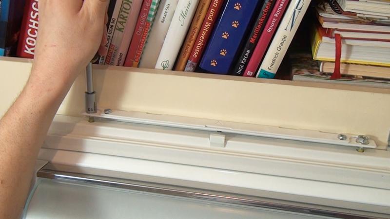 Dekorfront oben mit der Kühlschranktür verschrauben Dekorfront oben mit der Kühlschranktür verschrauben