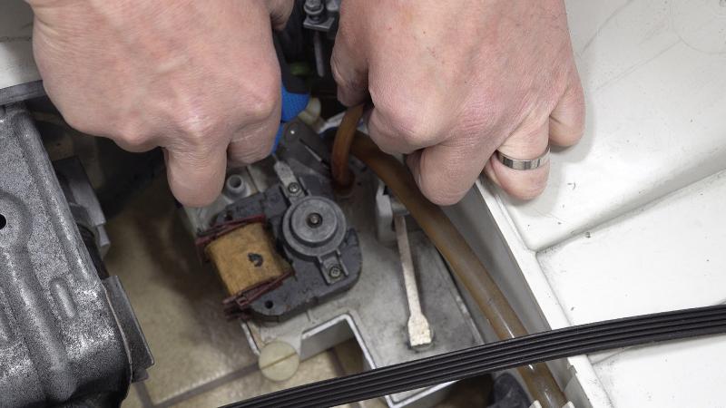 Schrauben der Kondensatpumpe und des Schwimmers lösen