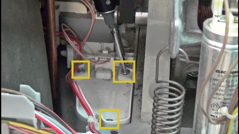 Schrauben des Wasserstand-Sensors entfernen