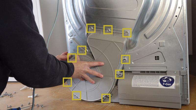 Luftkanal einsetzen und verschrauben Luftkanal einsetzen und verschrauben