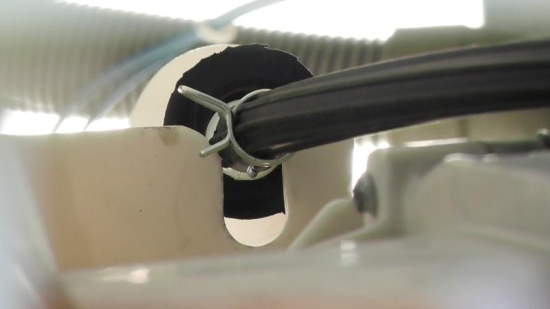 Schlauch an die Luftfalle anstecken Schlauch an die Luftfalle anstecken