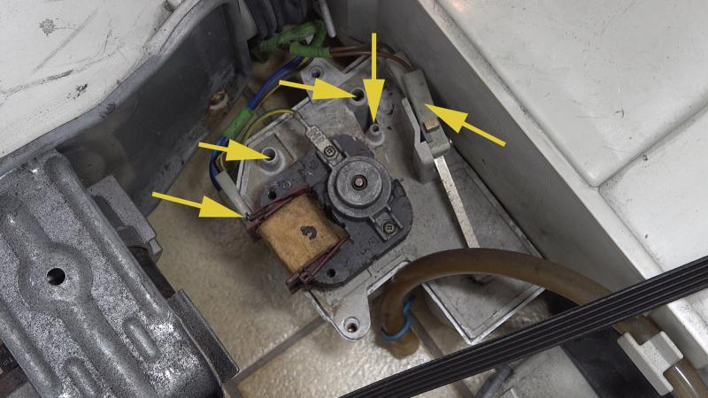 Schläuche und Kabel der Kondensatpumpe und des Schwimmers lösen