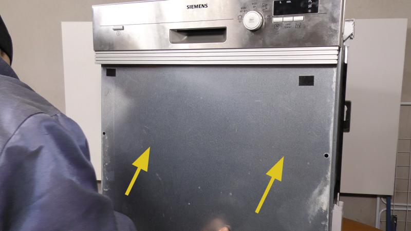 Geschirrspüler läuft vorne aus - Untere Türdichtung tauschen (Siemens / Bosch / Neff)